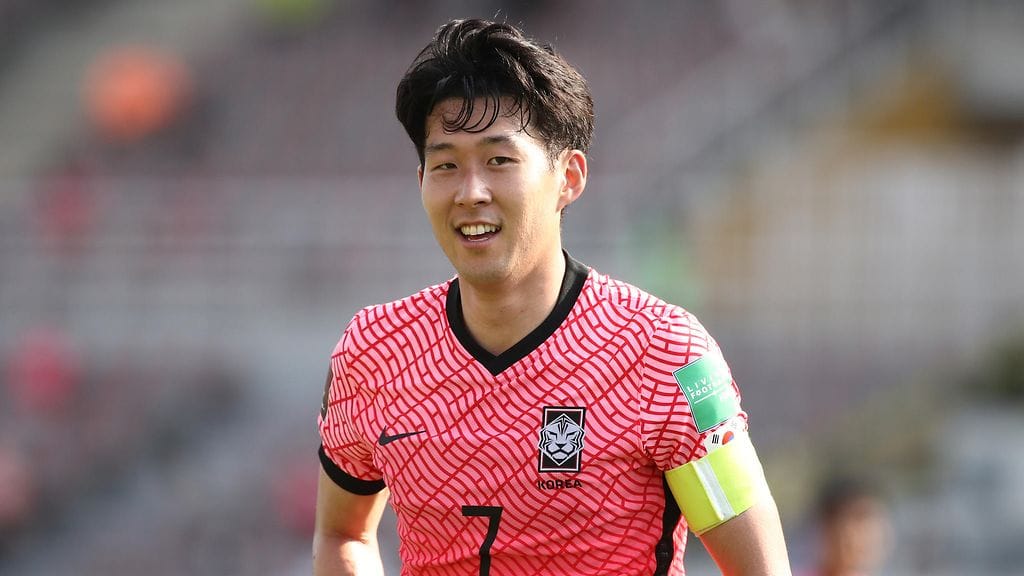 Son Heung-min osoitti tukeaan Christian Eriksenille.