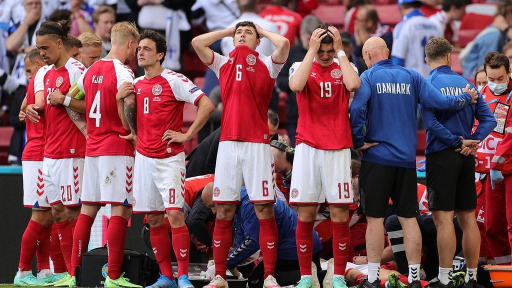 Tanskan pelaajat muodostivat suojamuurin Christian Eriksenin ympärille.