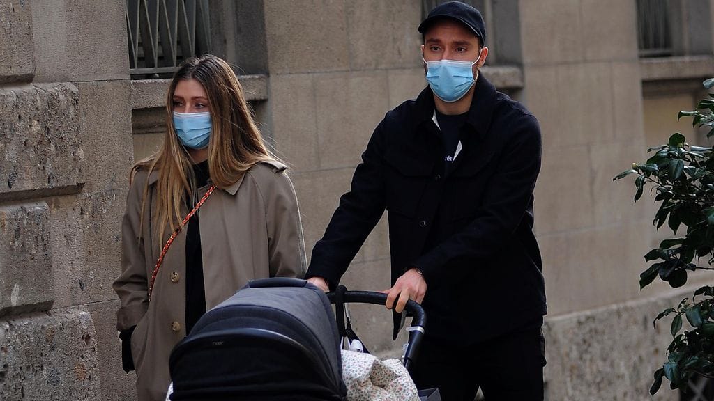 Christian Eriksen ja Sabrina Kvist Jensen ikuistettiin harvinaiseen kuvaan maaliskuussa Milanossa. Vaunuissa matkusti parin muutaman kuukauden ikäinen tytär.
