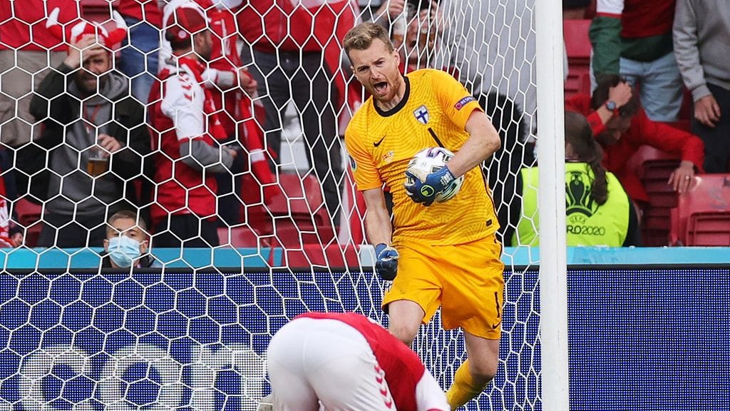 Huuhkajien Lukas Hradecy torjui Tanskan Pierre-Emile Höjbjergin rangaistuspotkun.