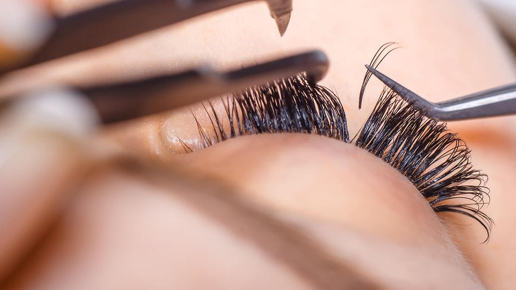 Ripsiteknikon chihuahua repäisi asiakkaalta silmäluomen irti.