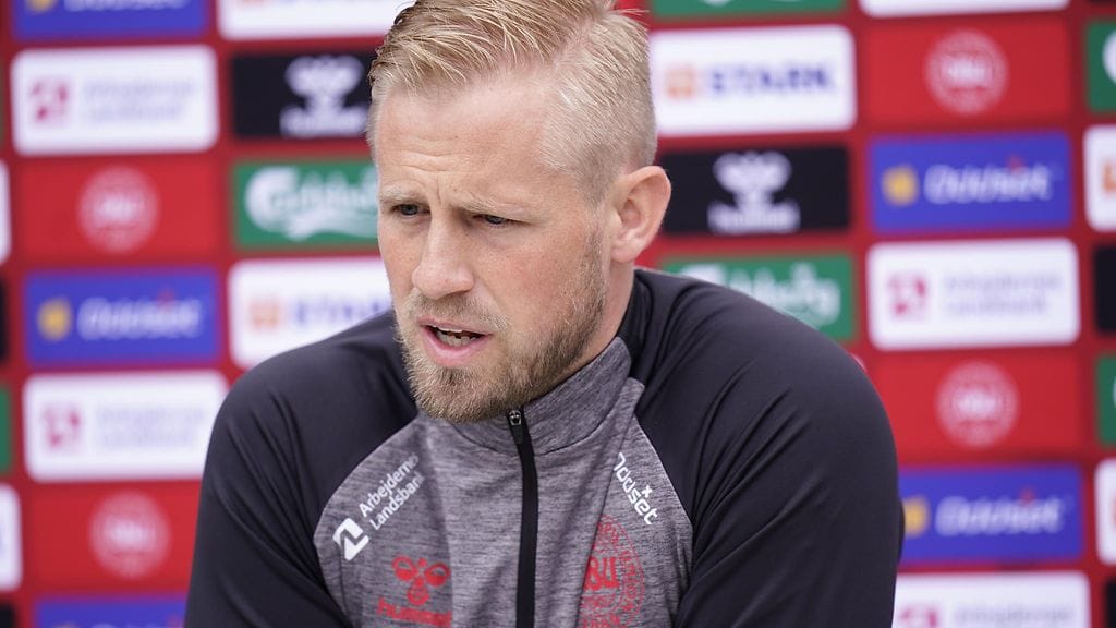Tanskan maalivahti Kasper Schmeichel pääsi vierailulle Christian Eriksenin luokse.