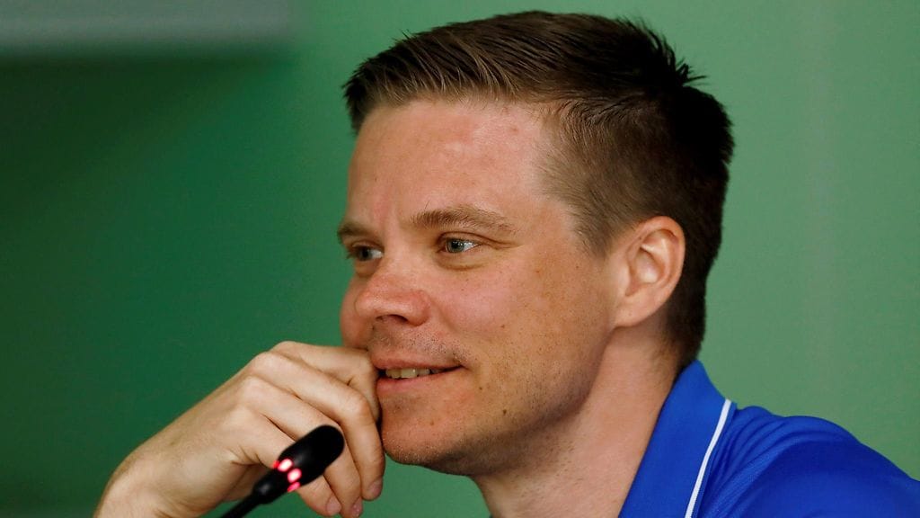 Henri Lehto tekee Huuhkajissa videoanalyytikon työtä.