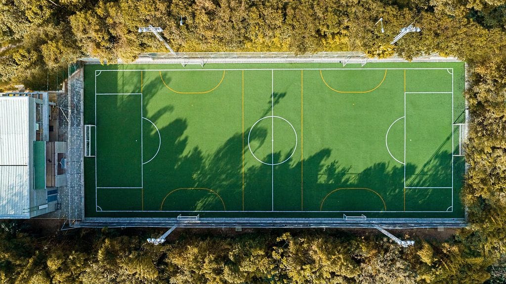 Pallo pudotettiin Honza Weberille 60 metristä helikopterista. Kuvituskuva.