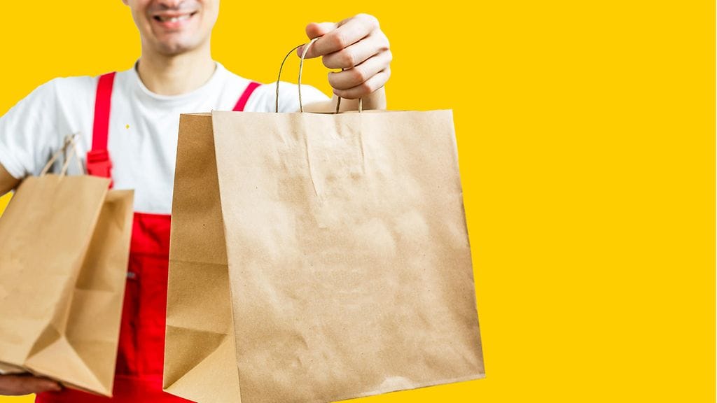 Ruokalähetti toteutti asiakkaan erikoisen koputustoiveen. Kuvituskuva.