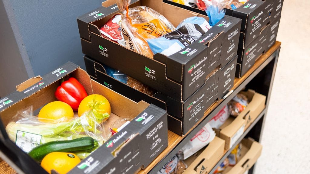 Aamupäivisin myynnissä olevilla hyvikkilaatikoilla taklataan ruokahävikkiä S-market Bulevardilla ja muissa pk-seudun S-marketeissa.