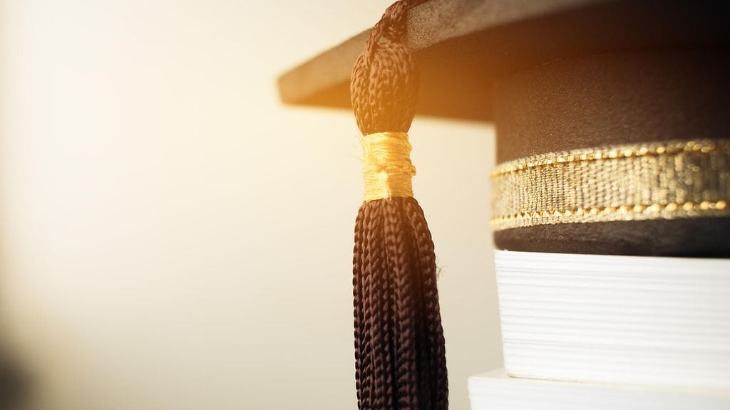 Huumekoukusta irti päässyt Ginny, 48, valmistui yliopistosta. Kuvituskuva.