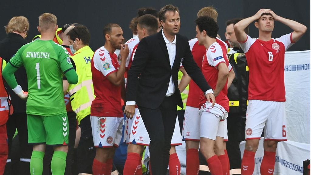 Tanskan päävalmentaja Kasper Hjulmand ja joukkueen pelaajat joutuivat valtaisan paineen alle Huuhkajat-ottelussa.