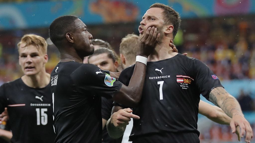 Itävallan joukkueen kapteeni David Alaba yritti hillitä Marko Arnautovicia kovin ottein.