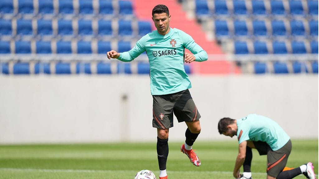 Cristiano Ronaldo hauskuutti EM-kisojen lehdistötilaisuudessa.