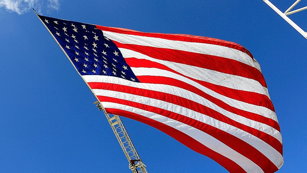 Accrassa sijainneen valelähetystön katolla liehui Yhdysvaltain lippu. Kuvituskuva.