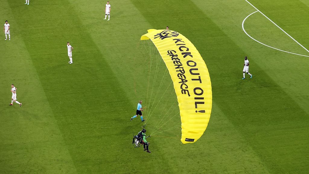 Varjolitäjä laskeutui stadionille ennen Ranskan ja Saksan välistä EM-kisaottelua.