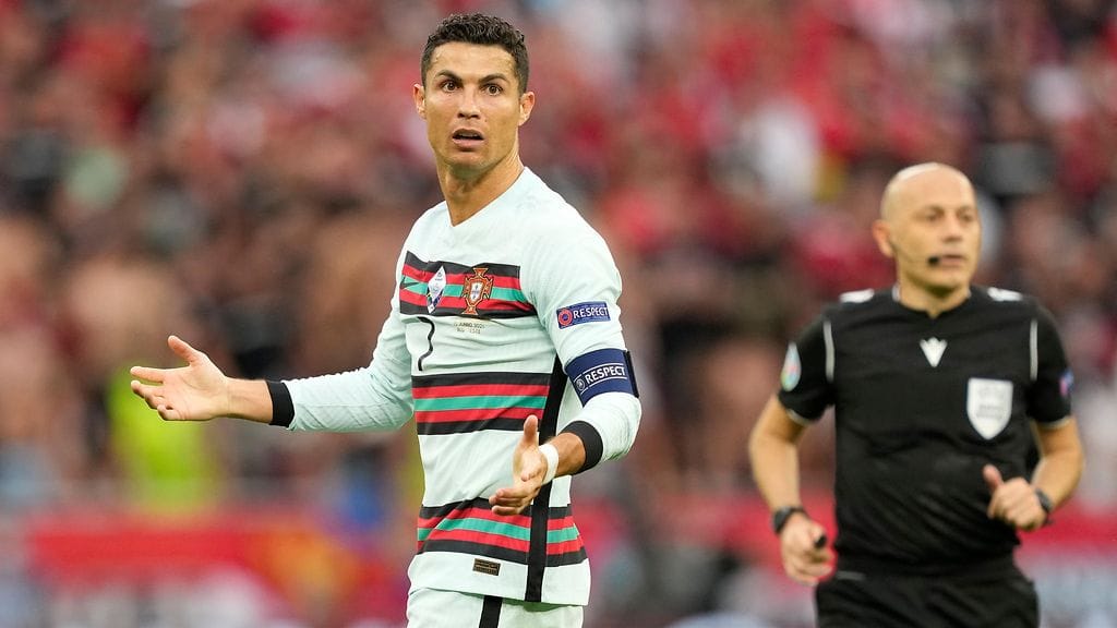 Portugalin Cristiano Ronaldo pyöritteli päätään kuultuaan jälleen homofobisia huutoja Unkarin faneilta.
