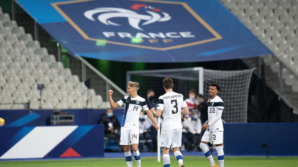 Huuhkajat juhli voittoa Ranskan vieraana viime marraskuussa.