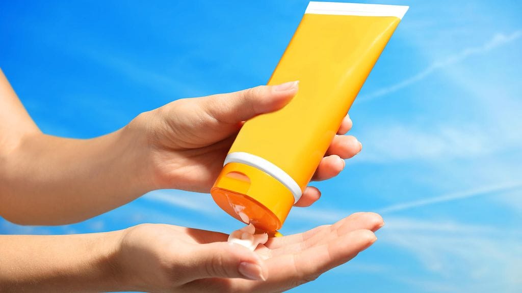 Kosmetologi levitti kasvoilleen aurinkorasvaa niin paljon, että sitä jo ihmeteltiin. Kuvituskuva.