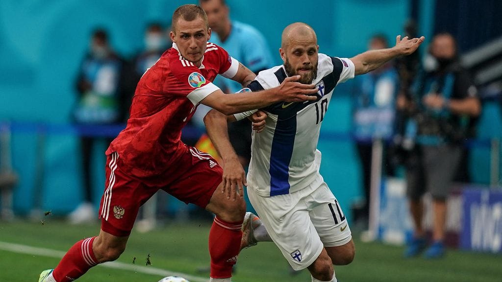 Dmitri Barinoville ei toista keltaista korttia annettu, vaikka hän pysäytti Teemu Pukin käsi tämän kasvoissa.