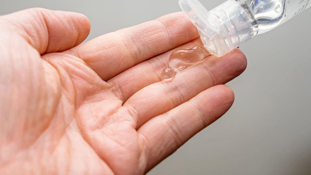 Tiktokkaaja muistuttaa käsidesin vaarasta. Kuvituskuva.