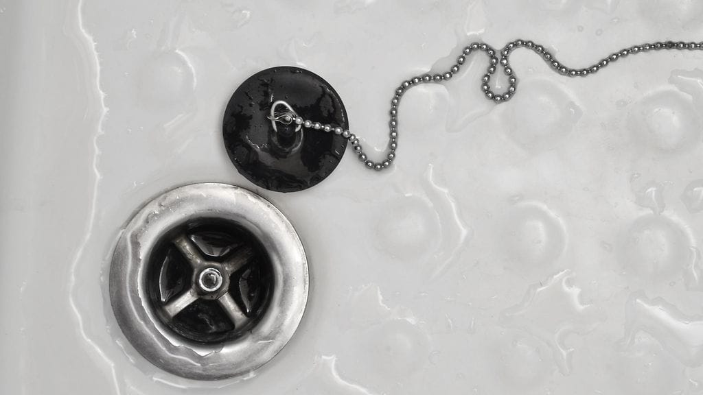 Taapero nukahti kylpyammeeseen, joka täyttyi vedellä. Kuvituskuva.