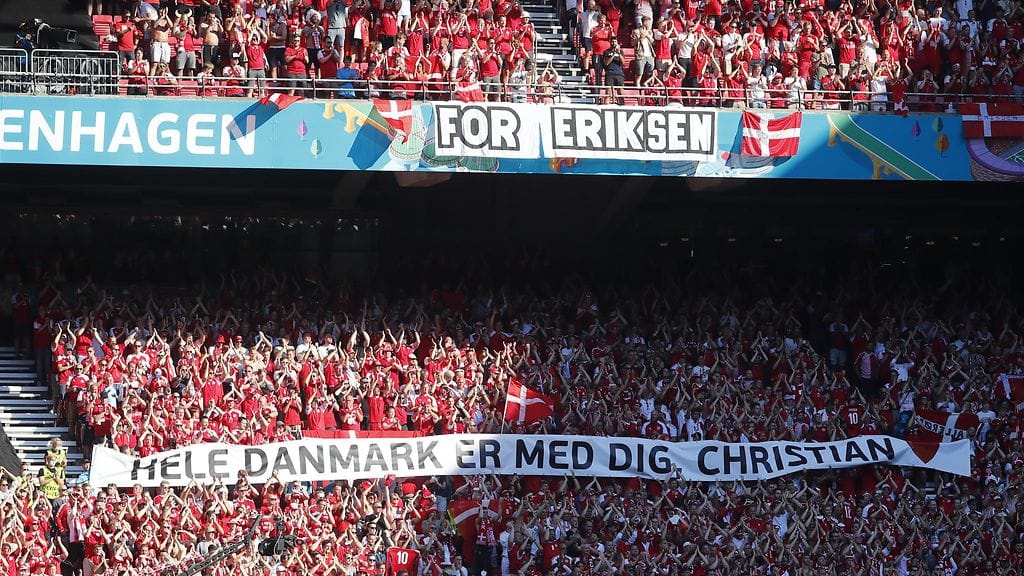 Katsomossa on osoitettu tukea Christian Eriksenille.