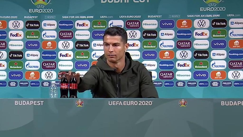Cristiano Ronaldo siirsi Coca-Cola-pullot sivuun.