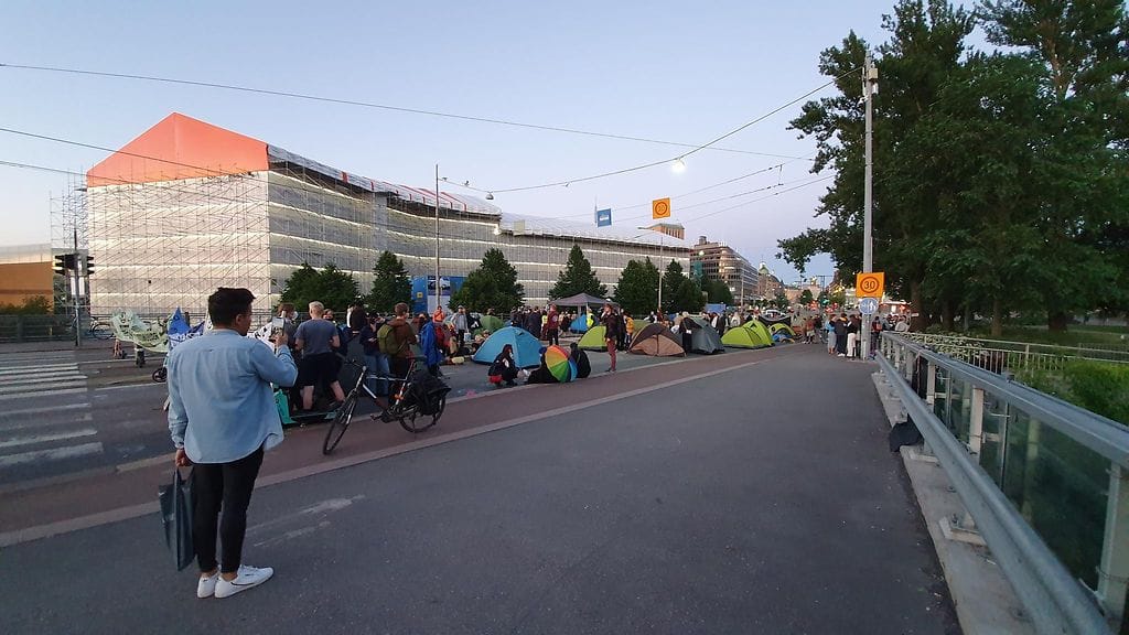 Elokapina leiriytyi yöksi Mannerheimintielle Helsinkiin. OMA KUVA
