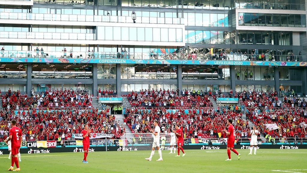 Belgian pelaajat potkaisivat pallon pois kentältä 10. minuutin kohdalla ja molemmat joukkueet taputtivat Christian Eriksenille.