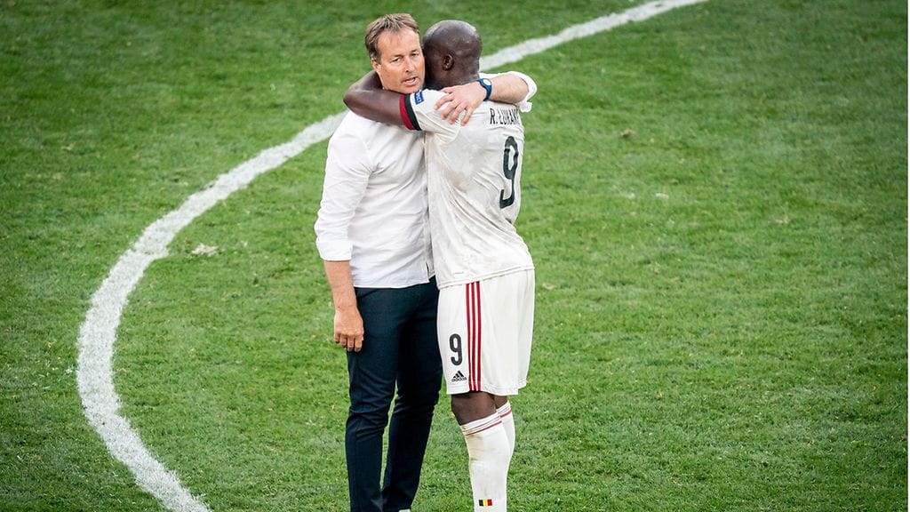 Belgian Romelu Lukaku meni halamaan Tanskan päävalmentaja Kasper Hjulmandia ottelun jälkeen.