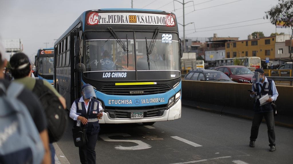 Joukkoliikennettä Perun pääkaupungissa Limassa. Kuvan bussi ei liity onnettomuuteen.