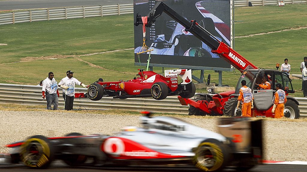 Alonson Ferraria siirrettiin. Etualalla Lewis Hamilton.