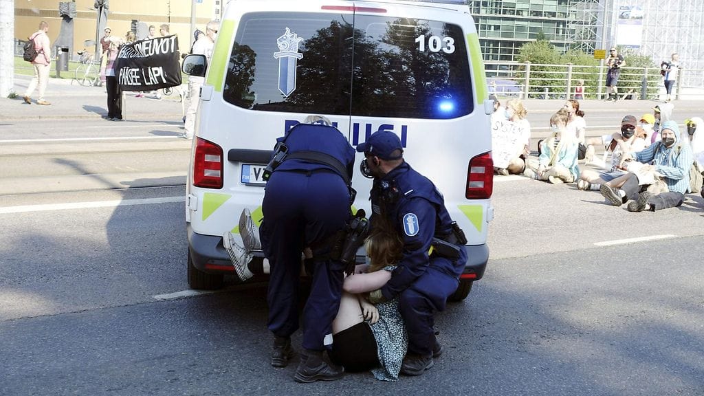 LK 20.6.2021 Poliisit poistavat mielenosoittajia - Ympäristöliike Elokapinan mielenosoittajat siirtyivät iltapäivällä jälleen Mannerheimintielle Helsingissä 20. kesäkuuta 2021.