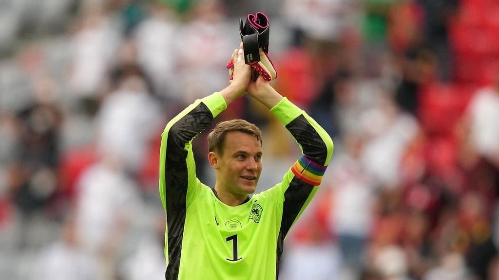 Saksan jalkapallomaajoukkueen Manuel Neuer kantaa sateenkaariväritteistä kapteeninnauhaa.