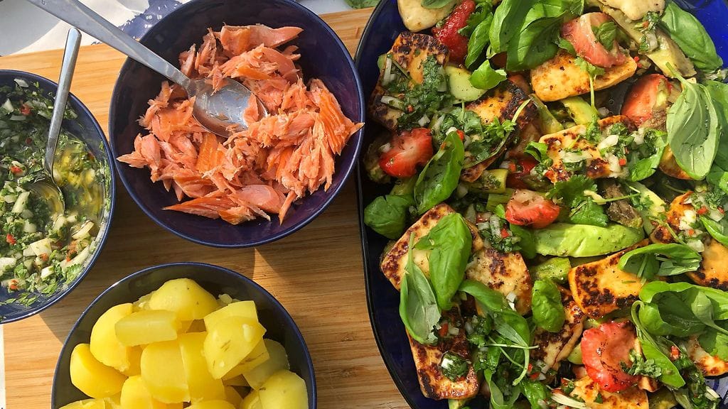 Mansikka-halloumisalaatista saa entistä ruokaisamman, kun sen nauttii esimerkiksi varhaisperunoiden ja savulohen kera.