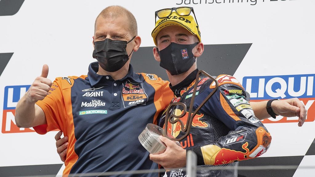 Aki Ajo ja hänen tallinsa kuljettaja Pedro Acosta juhlivat Moto3-luokan osakilpailuvoittoa Sachsenringin radalla viime viikonloppuna.