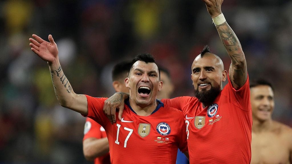 Chilen Gary Medel ja Arturo Vidal tulevat saamaan sakkoja koronakuplan rikkomisen vuoksi.