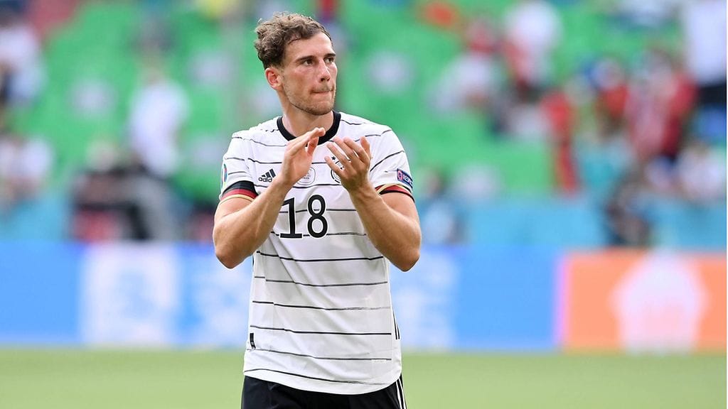 Leon Goretzka kiittelee faneja.