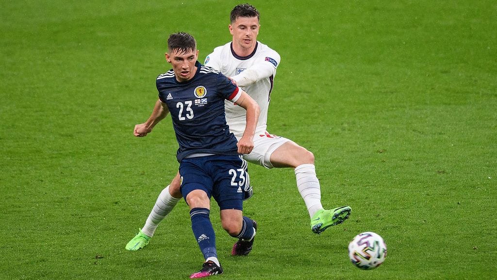 Englannin Mason Mount (takana) oli tekemisissä koronatartunnan saaneen Skotlannin Billy Gilmourin kanssa.