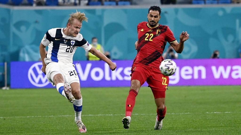 Suomen Joel Pohjanpalo vauhdissa Belgian Nacer Chadli vieressään.
