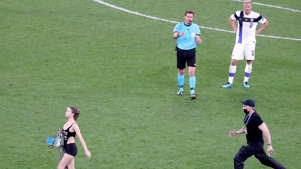 Vähäpukeinen nainen ryntäsi kentälle ja keskeytti Huuhkajien Belgia-ottelun sen loppuhetkillä