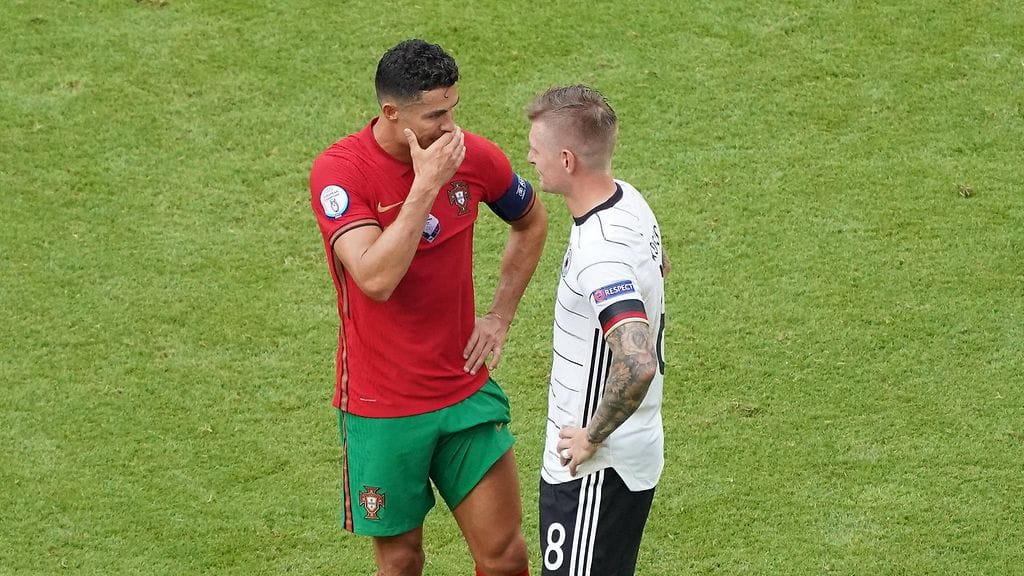 Portugalin Cristiano Ronaldo ja Saksan Toni Kroos kävivät pitkän juttutuokion maiden EM-kisakohtaamisen jälkeen.