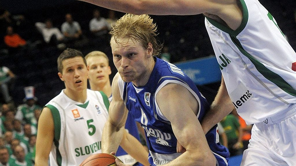 Kimmo Muurinen pallon kanssa Sloveniaa vastaan pelatussa EM-ottelussa.