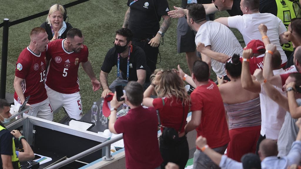 Attila Fiola riensi juhlimaan maaliaan toimitsijapöydän ääreen.