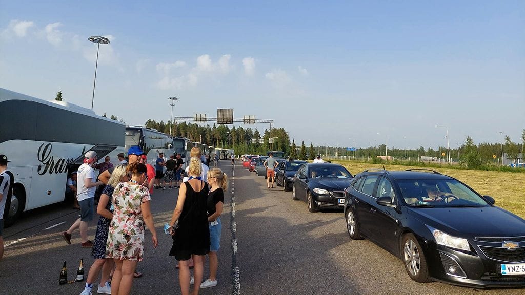 Jalkapallofanit jämähtivät rajalla ruuhkaan koronatestauksen resurssipulan takia.