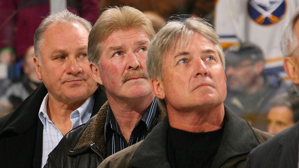 Rene Robert (oik.) kuvattuna entisten ketjukaveriensa Rick Martinin ja Gilbert Perreault'n kanssa vuonna 2010.