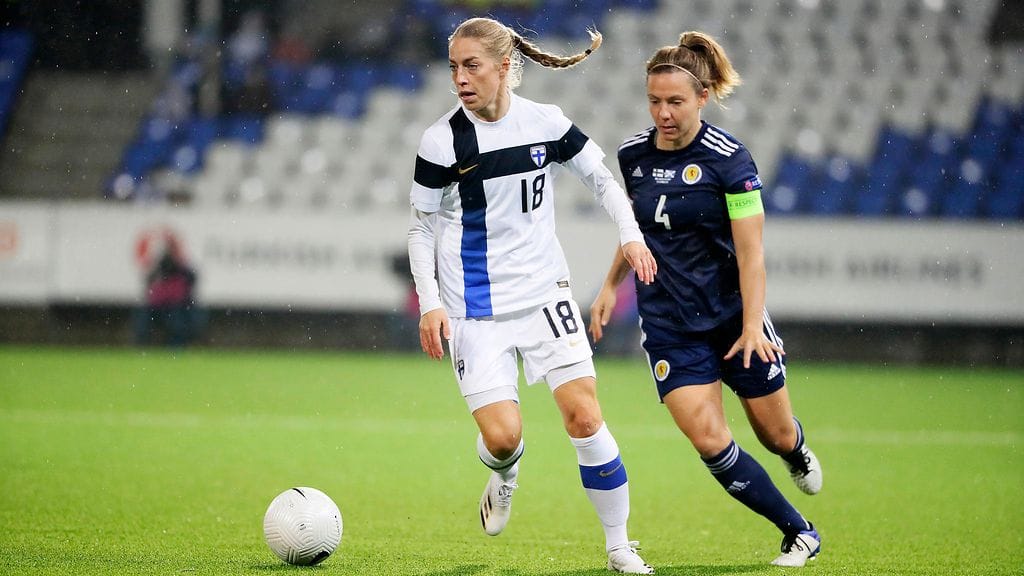 Linda Sällström (vas.) on takonut Suomen maajoukkueessa rutkasti maaleja.