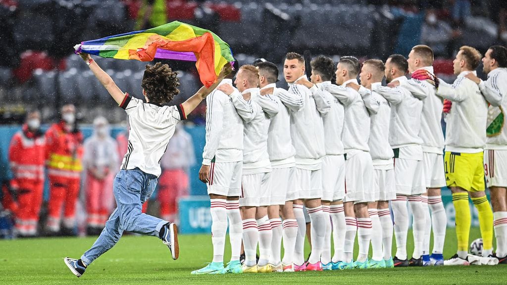 Kannattaja ryntäsi kentälle Unkarin kansallislaulun aikana.