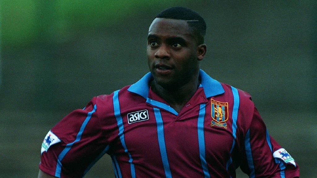 Dalian Atkinson Aston Villan paidassa vuonna 1993.