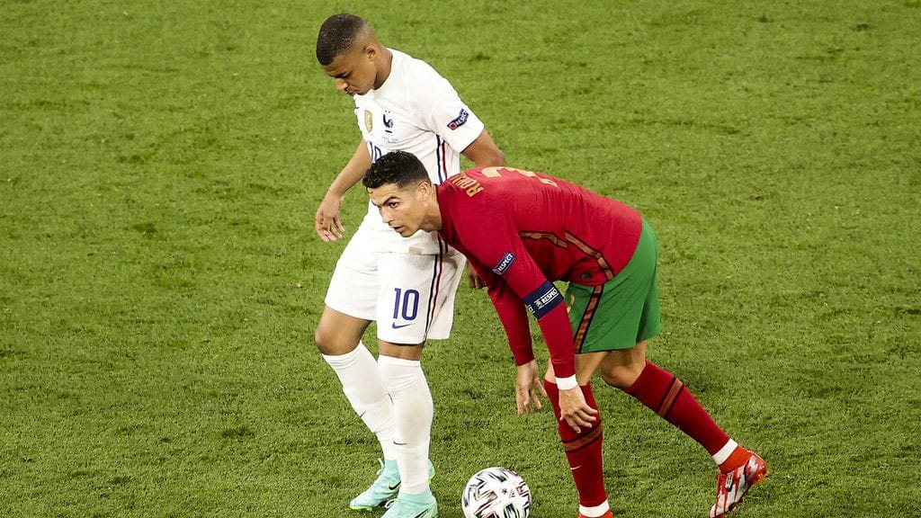 Paidattomat Cristiano Ronaldo ja Kylian Mbappe veljellisissä tunnelmissa EM-trillerin kulisseissa