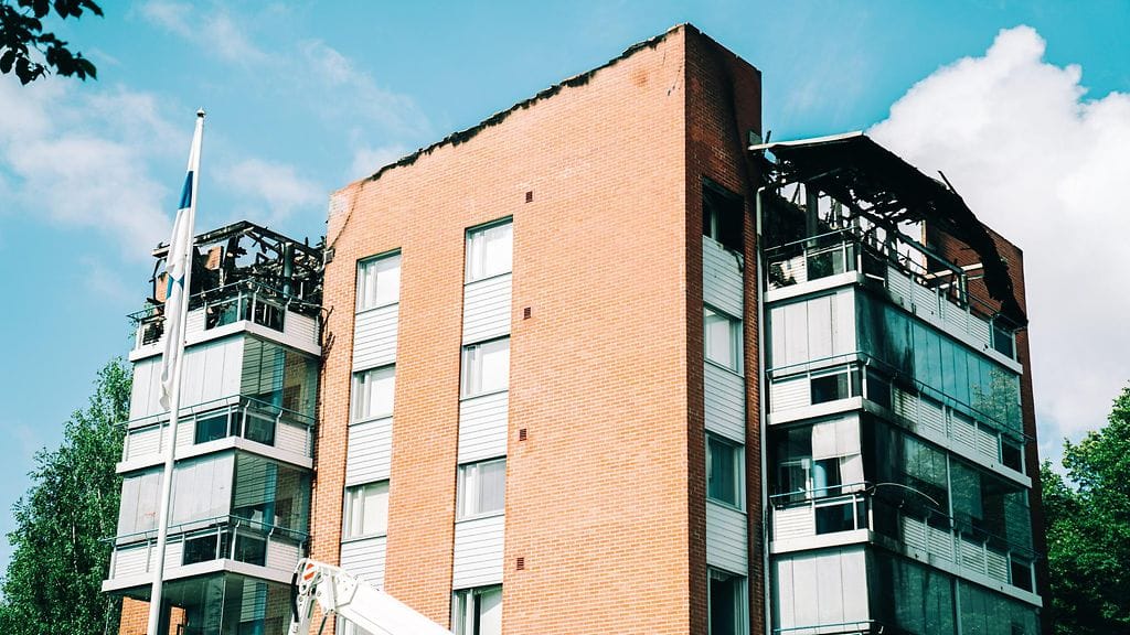 Jälkiraivausta tulipalossa tuhoutuneen kerrostalossa Savonlinnassa.