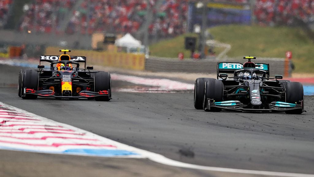 Valtteri Bottas taisteli Sergio Perezin kanssa kolmossijasta Steiermarkin GP:ssä.