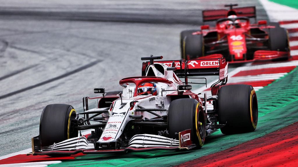 Kimi Räikkönen kävi komean kamppailun Ferrarin Charles Leclercia vastaan.